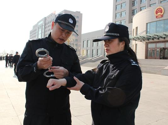 法警集训队伍开始了警械具的训练,看着他们勤奋练习,手指灵动,警绳