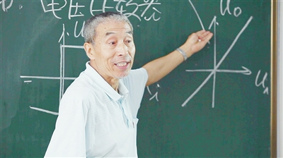 新联学院教授于圣学:丹心大爱留在三尺讲台