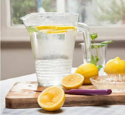 夏天喝柠檬水美白清凉,柠檬水的作用和泡法-搜狐