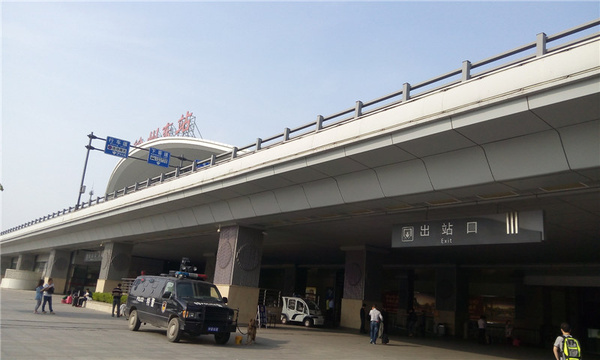 取票,进站,检票没耽搁多少时候,于12:40准时坐上了去徐州东站的高铁