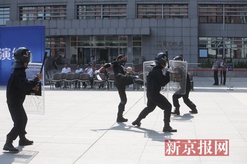 安保人员制服暴徒。