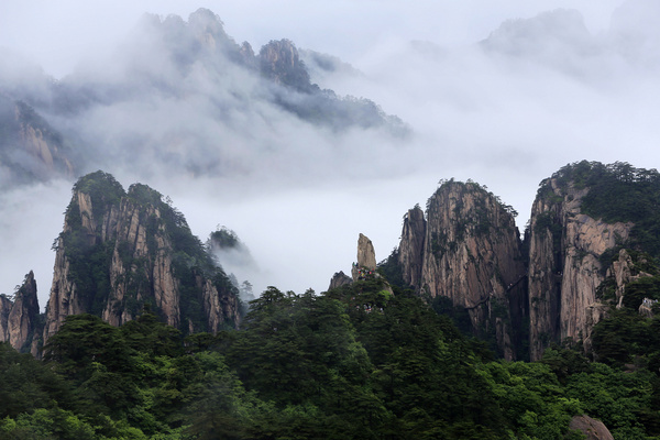 黄山雨后云雾飘渺峰石如仙山阁楼