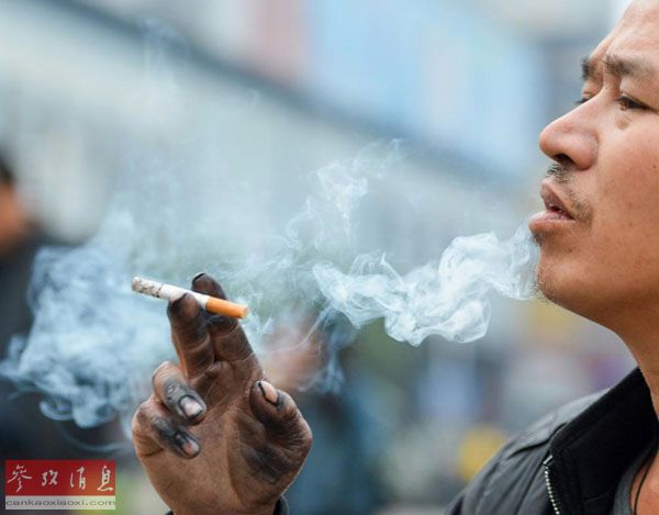 资料图片：在株洲市火车站，一名男子正在吸烟（2013年12月10日摄）。新华社记者白禹摄 