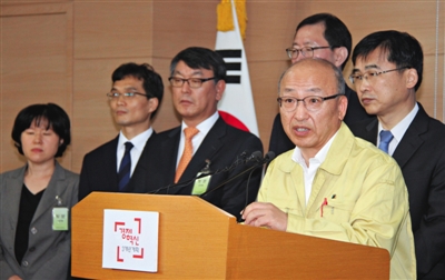 昨天,韩国保养福祉部主座文亨杓在记者会上讲话,就防疫不力抱歉。新华社记者 姚琪琳 摄