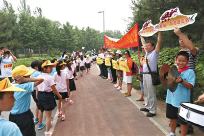 5月28日,中关村二小一年级700余名门生在奥森公园加入长走,局部家长和高年级同窗在一旁加油。新京报记者 浦峰 摄