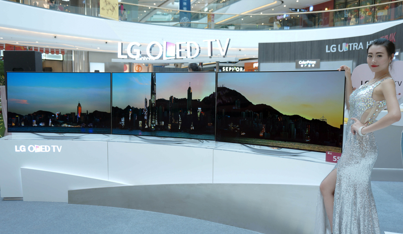图:LG高端电视巡展活动展出曲面OLED电视EC9300三联屏