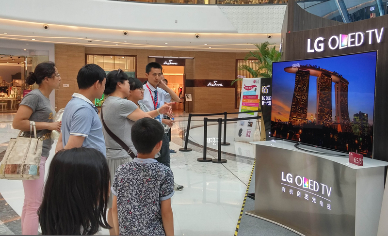图:LG高端电视巡展活动展出曲面OLED电视EC9300三联屏