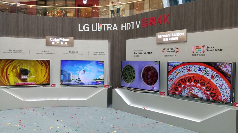 图:LG高端电视巡展活动展出曲面OLED电视EC9300三联屏