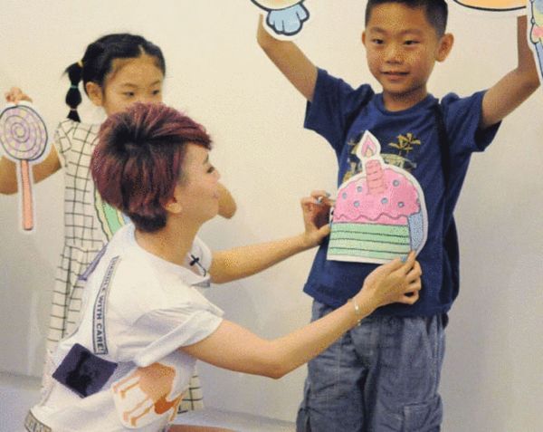 参展艺术家黄雅莉与小朋友T恤DIY,作为小朋友
