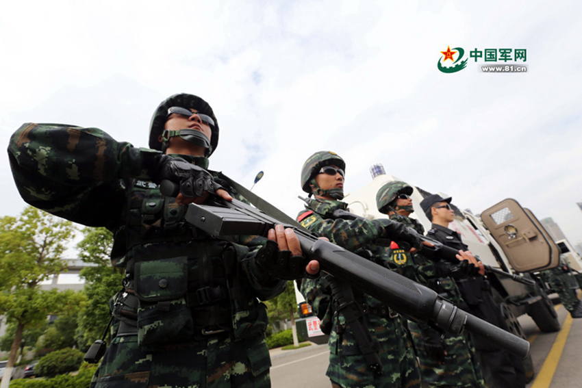 武警持枪戴墨镜上街巡逻帅气逼人图