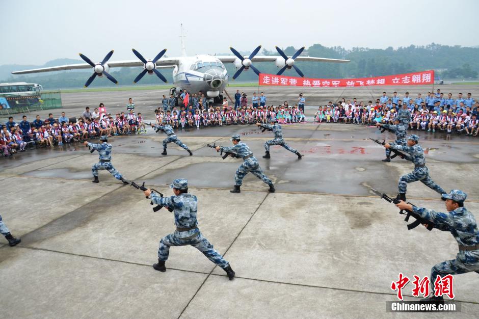 6月1日上午,160余名小学生在驻四川泸州的空军部队进行了一次"军营