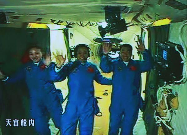 3名航天员在天宫一号中向地面科研人员挥手致意。 新华社资料