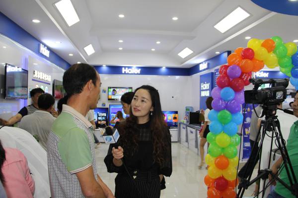在西关海尔门店,不论是年轻的小夫妻俩儿还是带着孩子的一大家子,甚至还有年近六旬的老人家,纷纷聚集在柜台办理0元购手续,只需携带个人身份证及有效的银行借记卡,短短10分钟就可轻松把家电带回家。“我们活动的意义就是希望大家能够通过咱们海尔消费金融的普惠金融产品0元购,一分现金先不花,提前把智能家电搬回家,提前享受智能家电带来的高品质生活。”海尔电器河南大区负责人刘飞表示。