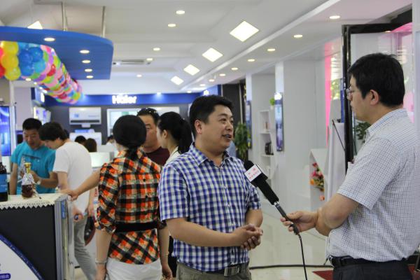 在西关海尔门店,不论是年轻的小夫妻俩儿还是带着孩子的一大家子,甚至还有年近六旬的老人家,纷纷聚集在柜台办理0元购手续,只需携带个人身份证及有效的银行借记卡,短短10分钟就可轻松把家电带回家。“我们活动的意义就是希望大家能够通过咱们海尔消费金融的普惠金融产品0元购,一分现金先不花,提前把智能家电搬回家,提前享受智能家电带来的高品质生活。”海尔电器河南大区负责人刘飞表示。