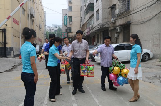 嵩阳办班子成员在东关幼儿园与小朋友亲切交流