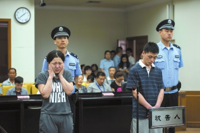 贾某佳耦在法庭上听判。京华时报记者蒲东峰摄