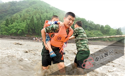 北碚区胜天湖景区,消防官兵背着被困的儿童过河。重庆晨报记者 雷键 摄