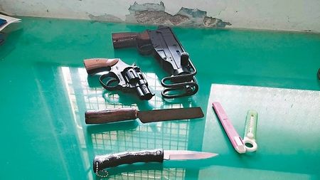 男子小学旁持玩具枪比划引恐慌 警方将其制伏(图)
