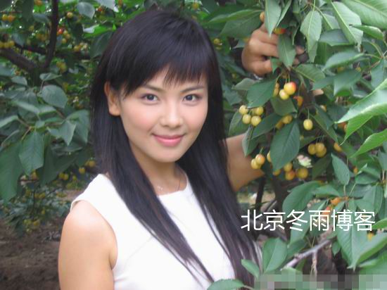 照片中,刘涛穿着白色无袖连衣裙,长发披肩,面容清秀,笑容灿烂.