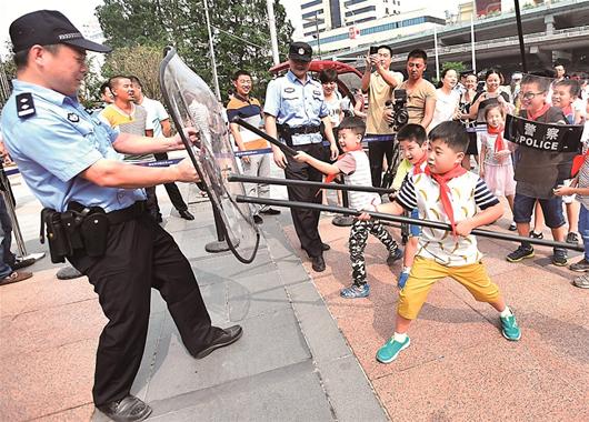 图文:小朋友进警务站舞枪弄棒过六一