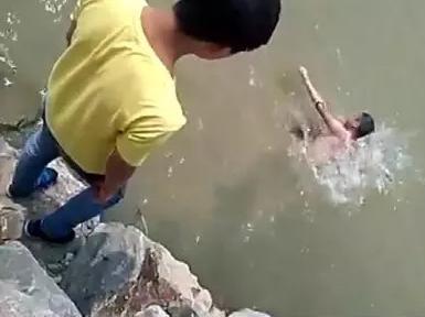少年溺水同伴笑拍照 背后回答令人震惊