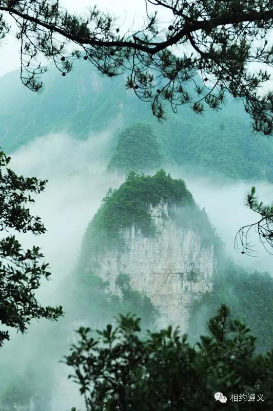 清溪湖景区集漂流,湖泊,奇峰,异石等资源于一体,兼有金钟山,回龙寺