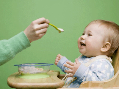 育儿知识:干燥季节预防宝宝便秘关键在饮食