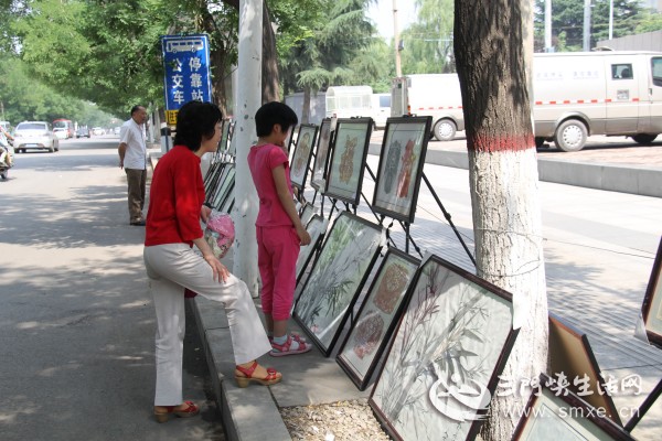 义马市教体局在鸿庆公园举办师生书法绘画展示