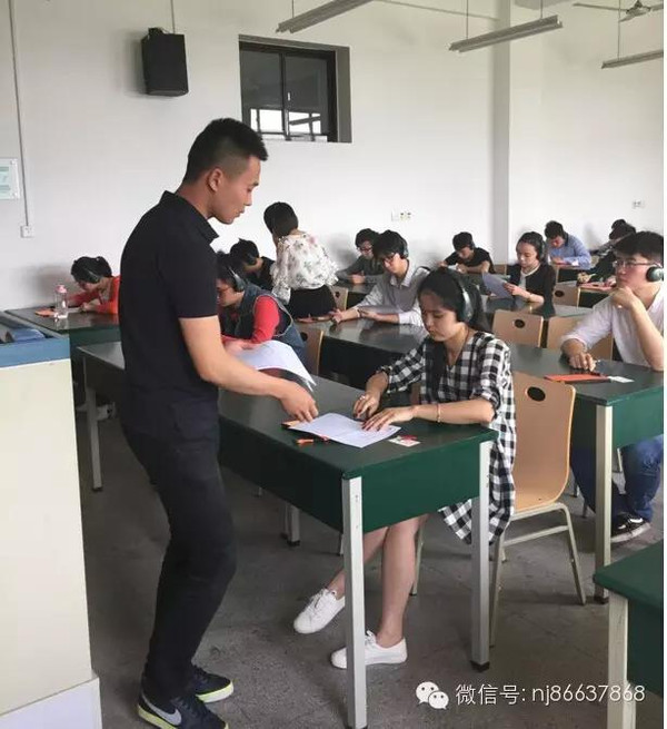 开始考试咯!我们的美女考官在考场内给考生们提供信息指示