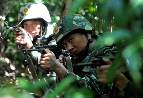 2013年9月19日,云南德宏边防支队的官兵在位于中缅边境盈江县支那乡的