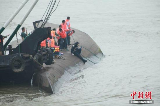 长江客船翻沉事件救援:吊装设备准备就绪(图)