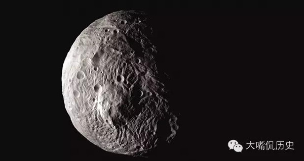 1,灶神星的瑞亚西尔维娅山(高度22km)