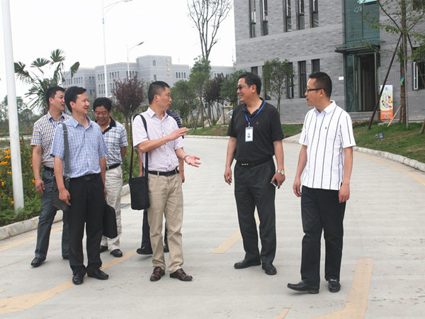 四川天一学院执行院长耿兵教授,院办主任杨健老师的陪同下,参观了我