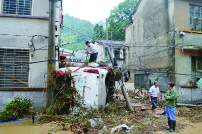 6月2日，临湘市羊楼司镇龙源村一中巴车被突如其来的山洪冲翻。 通讯员 汤四维 摄