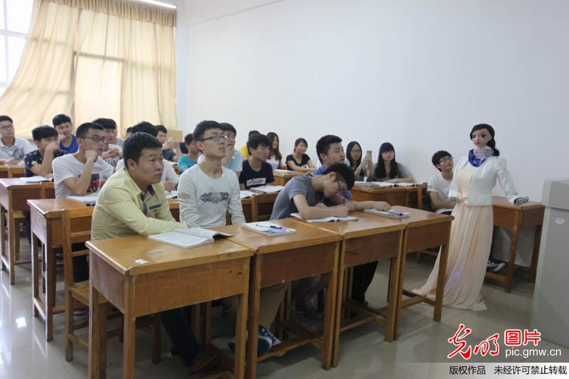 2015年6月3日,一台"美女机器人"在九江学院一间教室里为学生讲课.