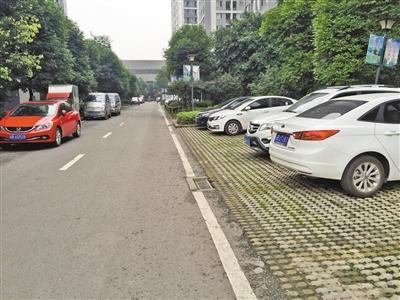 城南故里,多辆车停在社区路边。重庆晨报记者 景然 摄