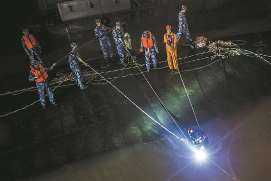 图文:每次下水1小时完全靠手摸,下水器弹跳式