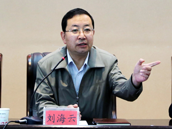 主持会议的西宁市安全生产监督管理局局长刘海云,临开会作了一次独具