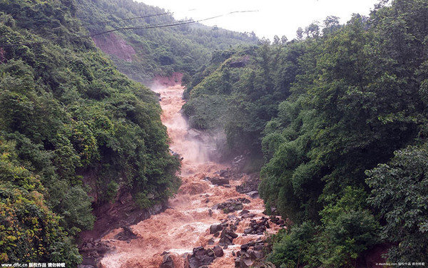 重庆丰都遭遇大暴雨 居民楼被洪水围困