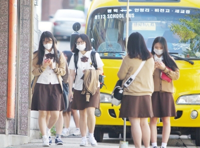 几名韩国高中学生走在放学的路上