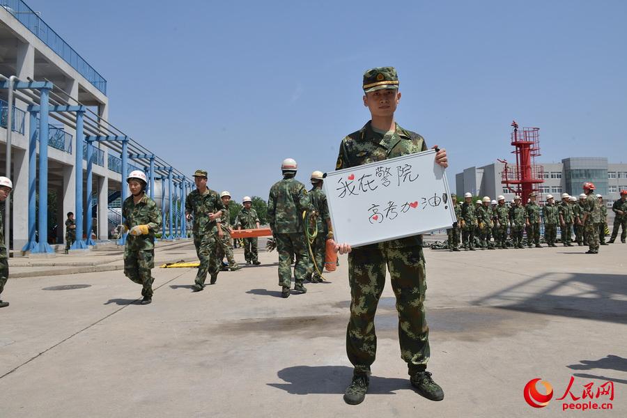 高清:武警学院学员向高考学生加油(组图),武警