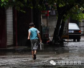 qq头像男生在雨中打伞