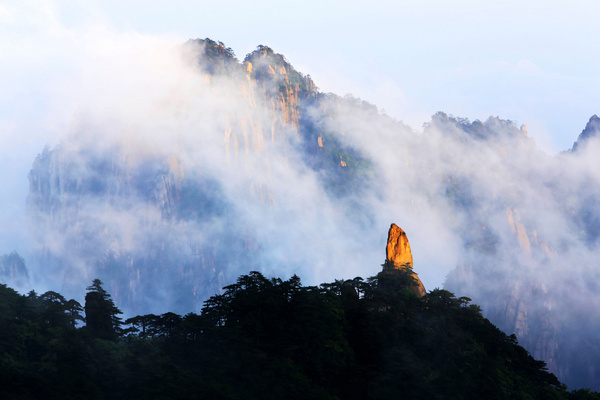 黄山雨后云海佛光现身