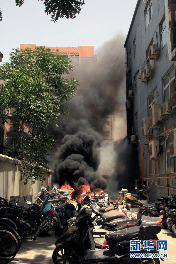 郑州一小区电动车爆炸引发火灾 未造成人员伤亡(图)