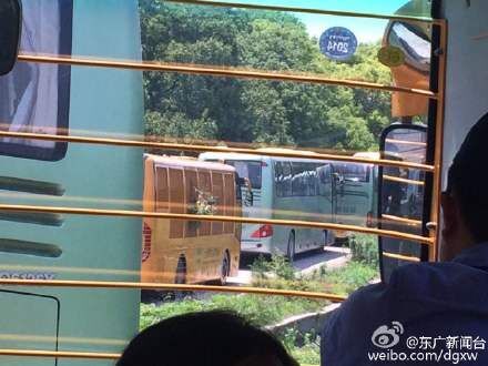 图说：上海野生动物园多辆观光车被困猛兽区。微博图