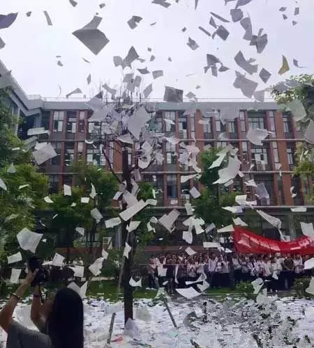 其实考前撕书作为一个广泛的发泄行为,不止是在株洲,全国各地都有发生