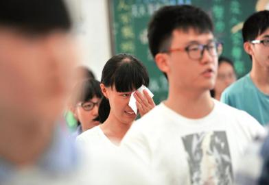 依依不舍 老师鞠躬说见谅(组图)