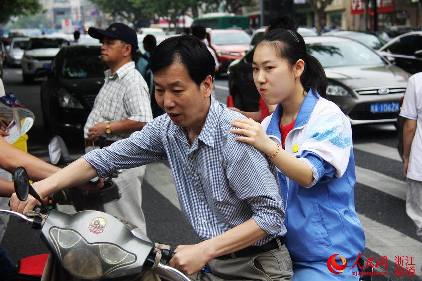 杭州第十四中学门口,语文考生结束后,学生们涌出校园.