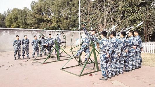 楚天都市报讯 图为:空军飞行班的学生在训练