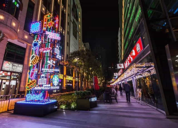 位于南京西路广电大厦对面的688广场,紧邻上海自然博物馆;远看或许
